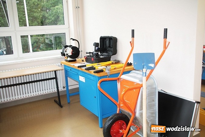 Zdjęcie w galerii na portalu naszwodzislaw.com: Wokalista zespołu PIN na uroczystych obchodach 15-lecia oraz otwarciu rozbudowanej i zmodernizowanej części PCKU! wiadomości z regionu