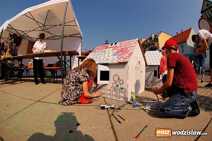 Zdjęcie w galerii na portalu naszwodzislaw.com: Po raz drugi organizacje pozarządowe zaprezentowały się na wodzisławskim rynku wiadomości z regionu