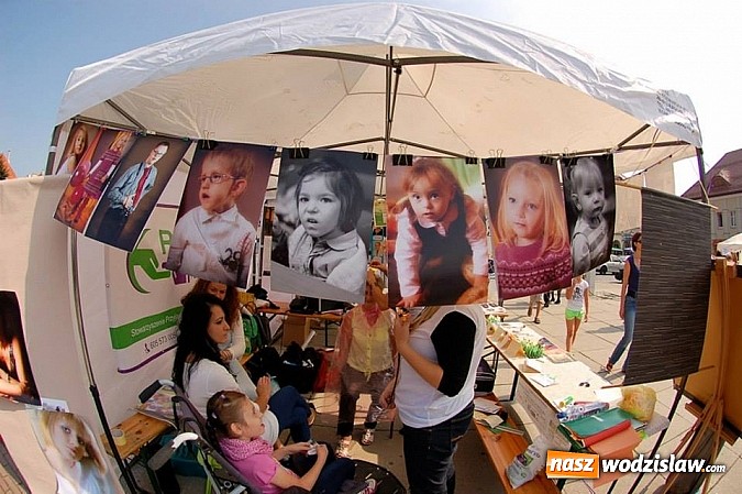 Zdjęcie w galerii na portalu naszwodzislaw.com: Po raz drugi organizacje pozarządowe zaprezentowały się na wodzisławskim rynku wiadomości z regionu