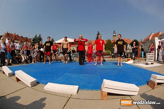 Zdjęcie w galerii na portalu naszwodzislaw.com: Po raz drugi organizacje pozarządowe zaprezentowały się na wodzisławskim rynku wiadomości z regionu