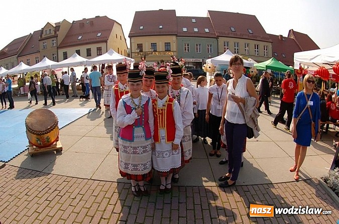 Zdjęcie w galerii na portalu naszwodzislaw.com: Po raz drugi organizacje pozarządowe zaprezentowały się na wodzisławskim rynku wiadomości z regionu