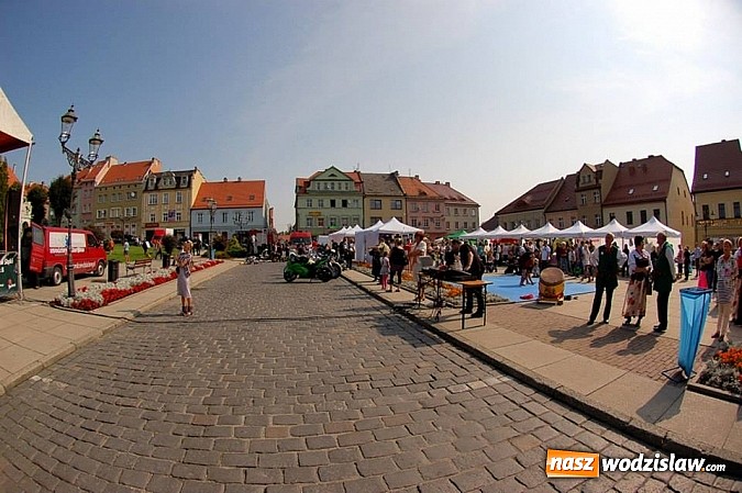 Zdjęcie w galerii na portalu naszwodzislaw.com: Po raz drugi organizacje pozarządowe zaprezentowały się na wodzisławskim rynku wiadomości z regionu