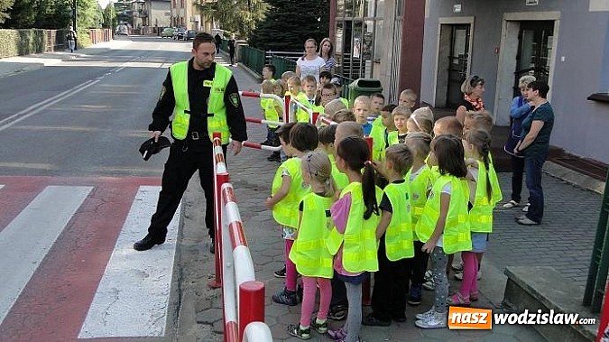 Zdjęcie w galerii na portalu naszwodzislaw.com: Strażnicy Miejscy w Radlinie szkolą przedszkolaków wiadomości z regionu