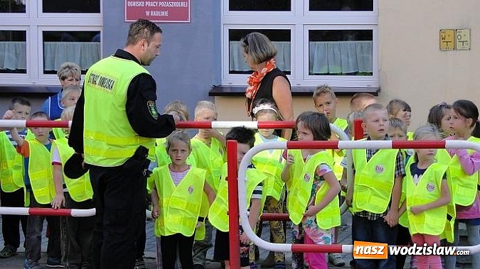 Zdjęcie w galerii na portalu naszwodzislaw.com: Strażnicy Miejscy w Radlinie szkolą przedszkolaków wiadomości z regionu