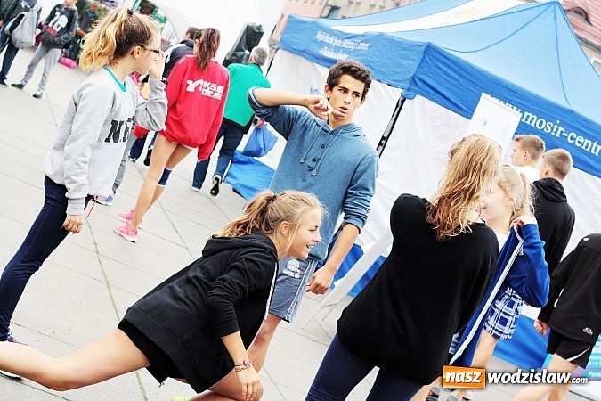 Zdjęcie w galerii na portalu naszwodzislaw.com: Około 300 uczestników stanęło dzisiaj na stracie biegu ulicznego  wiadomości z regionu