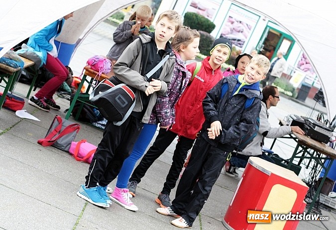 Zdjęcie w galerii na portalu naszwodzislaw.com: Około 300 uczestników stanęło dzisiaj na stracie biegu ulicznego  wiadomości z regionu