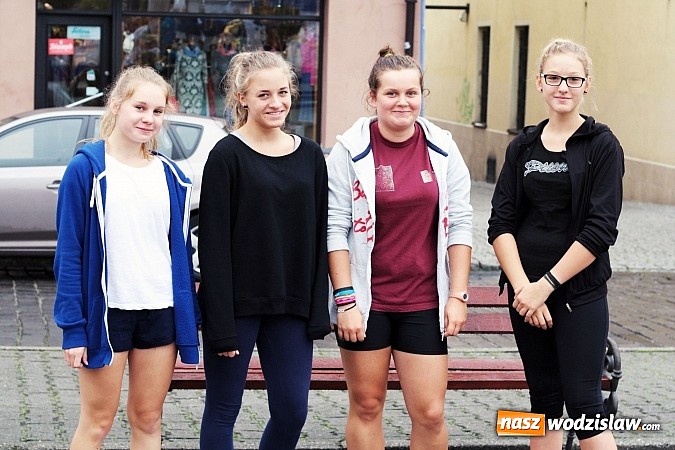 Zdjęcie w galerii na portalu naszwodzislaw.com: Około 300 uczestników stanęło dzisiaj na stracie biegu ulicznego  wiadomości z regionu