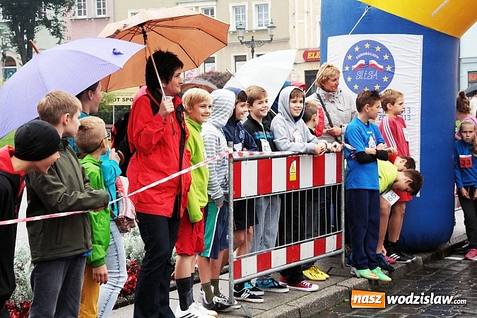 Zdjęcie w galerii na portalu naszwodzislaw.com: Około 300 uczestników stanęło dzisiaj na stracie biegu ulicznego  wiadomości z regionu