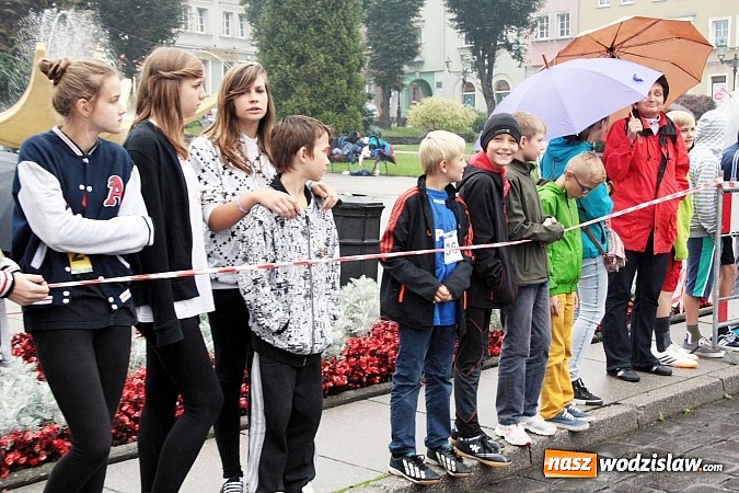 Zdjęcie w galerii na portalu naszwodzislaw.com: Około 300 uczestników stanęło dzisiaj na stracie biegu ulicznego  wiadomości z regionu