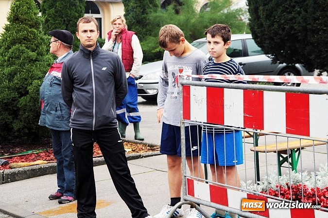 Zdjęcie w galerii na portalu naszwodzislaw.com: Około 300 uczestników stanęło dzisiaj na stracie biegu ulicznego  wiadomości z regionu