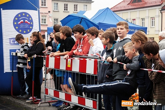 Zdjęcie w galerii na portalu naszwodzislaw.com: Około 300 uczestników stanęło dzisiaj na stracie biegu ulicznego  wiadomości z regionu