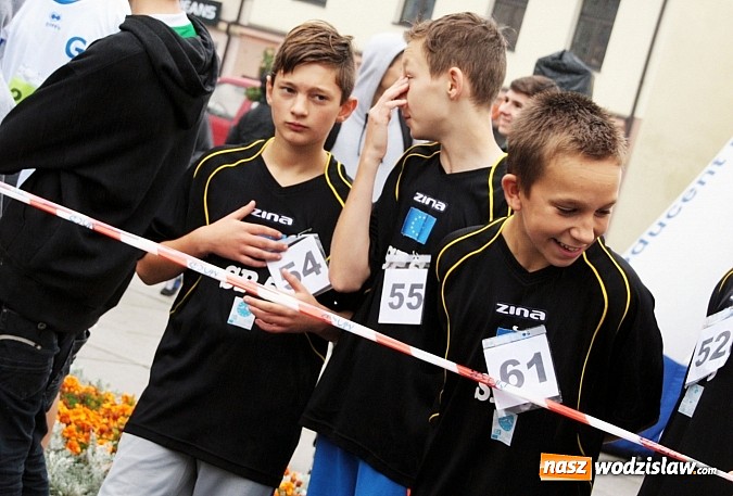 Zdjęcie w galerii na portalu naszwodzislaw.com: Około 300 uczestników stanęło dzisiaj na stracie biegu ulicznego  wiadomości z regionu