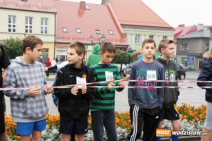 Zdjęcie w galerii na portalu naszwodzislaw.com: Około 300 uczestników stanęło dzisiaj na stracie biegu ulicznego  wiadomości z regionu