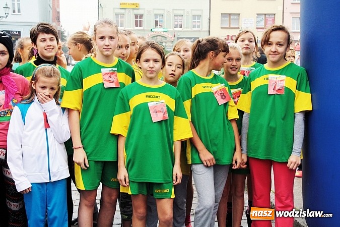 Zdjęcie w galerii na portalu naszwodzislaw.com: Około 300 uczestników stanęło dzisiaj na stracie biegu ulicznego  wiadomości z regionu