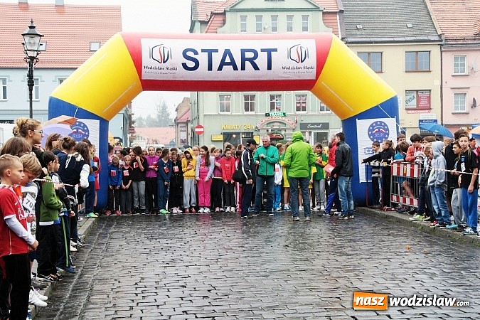 Zdjęcie w galerii na portalu naszwodzislaw.com: Około 300 uczestników stanęło dzisiaj na stracie biegu ulicznego  wiadomości z regionu