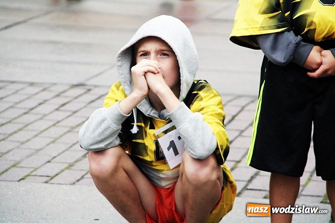 Zdjęcie w galerii na portalu naszwodzislaw.com: Około 300 uczestników stanęło dzisiaj na stracie biegu ulicznego  wiadomości z regionu