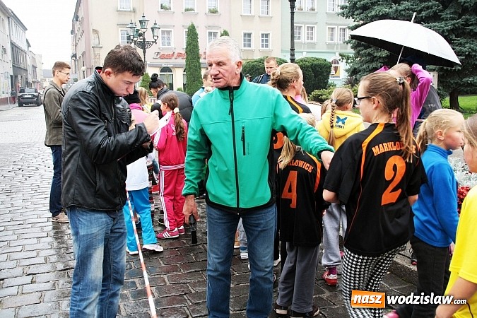 Zdjęcie w galerii na portalu naszwodzislaw.com: Około 300 uczestników stanęło dzisiaj na stracie biegu ulicznego  wiadomości z regionu