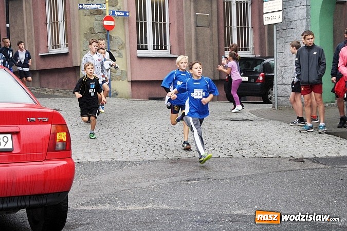 Zdjęcie w galerii na portalu naszwodzislaw.com: Około 300 uczestników stanęło dzisiaj na stracie biegu ulicznego  wiadomości z regionu
