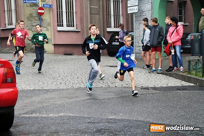 Zdjęcie w galerii na portalu naszwodzislaw.com: Około 300 uczestników stanęło dzisiaj na stracie biegu ulicznego  wiadomości z regionu