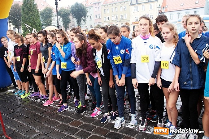 Zdjęcie w galerii na portalu naszwodzislaw.com: Około 300 uczestników stanęło dzisiaj na stracie biegu ulicznego  wiadomości z regionu