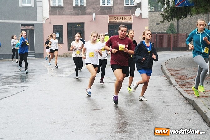 Zdjęcie w galerii na portalu naszwodzislaw.com: Około 300 uczestników stanęło dzisiaj na stracie biegu ulicznego  wiadomości z regionu
