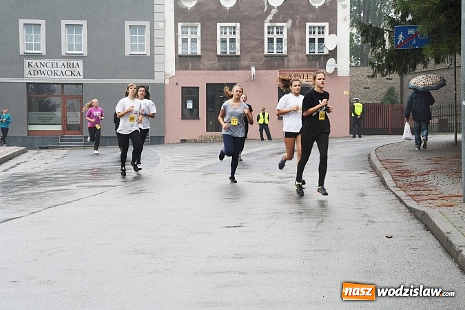 Zdjęcie w galerii na portalu naszwodzislaw.com: Około 300 uczestników stanęło dzisiaj na stracie biegu ulicznego  wiadomości z regionu