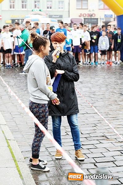 Zdjęcie w galerii na portalu naszwodzislaw.com: Około 300 uczestników stanęło dzisiaj na stracie biegu ulicznego  wiadomości z regionu