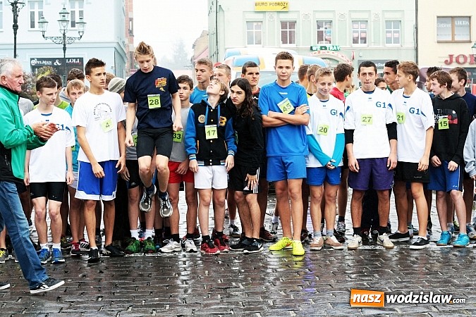 Zdjęcie w galerii na portalu naszwodzislaw.com: Około 300 uczestników stanęło dzisiaj na stracie biegu ulicznego  wiadomości z regionu