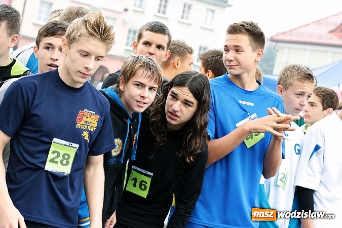 Zdjęcie w galerii na portalu naszwodzislaw.com: Około 300 uczestników stanęło dzisiaj na stracie biegu ulicznego  wiadomości z regionu