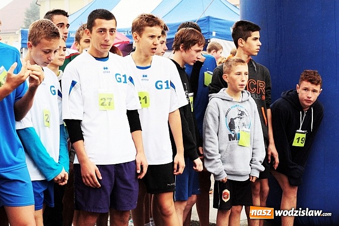 Zdjęcie w galerii na portalu naszwodzislaw.com: Około 300 uczestników stanęło dzisiaj na stracie biegu ulicznego  wiadomości z regionu