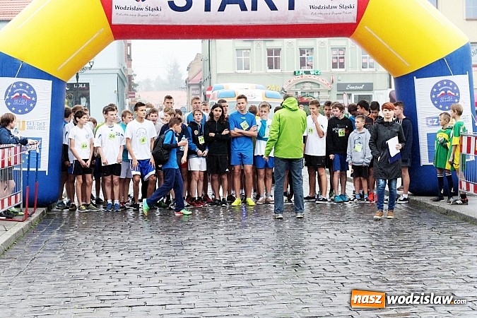 Zdjęcie w galerii na portalu naszwodzislaw.com: Około 300 uczestników stanęło dzisiaj na stracie biegu ulicznego  wiadomości z regionu