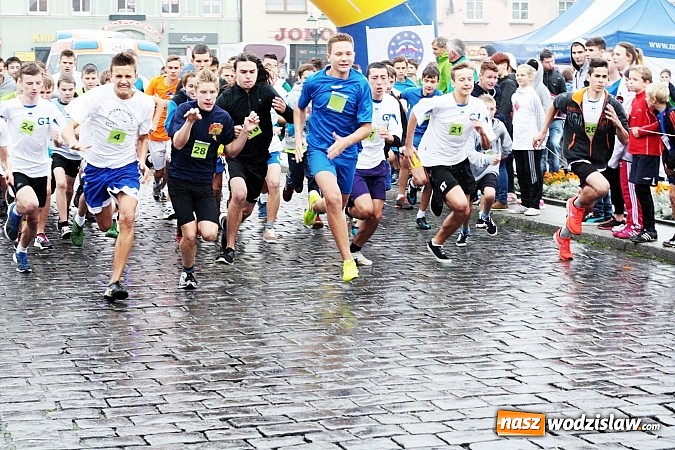 Zdjęcie w galerii na portalu naszwodzislaw.com: Około 300 uczestników stanęło dzisiaj na stracie biegu ulicznego  wiadomości z regionu