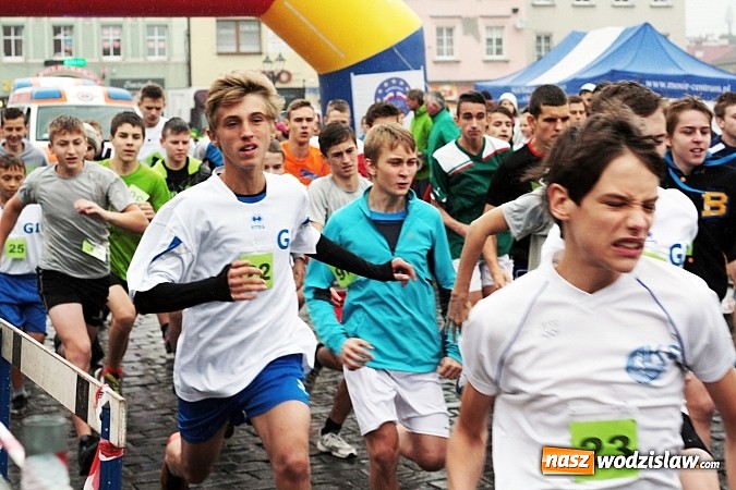 Zdjęcie w galerii na portalu naszwodzislaw.com: Około 300 uczestników stanęło dzisiaj na stracie biegu ulicznego  wiadomości z regionu