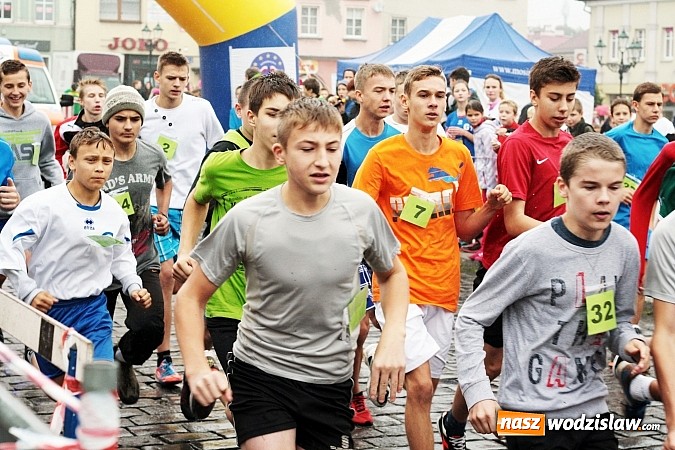 Zdjęcie w galerii na portalu naszwodzislaw.com: Około 300 uczestników stanęło dzisiaj na stracie biegu ulicznego  wiadomości z regionu