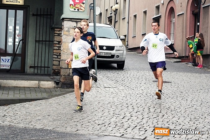 Zdjęcie w galerii na portalu naszwodzislaw.com: Około 300 uczestników stanęło dzisiaj na stracie biegu ulicznego  wiadomości z regionu