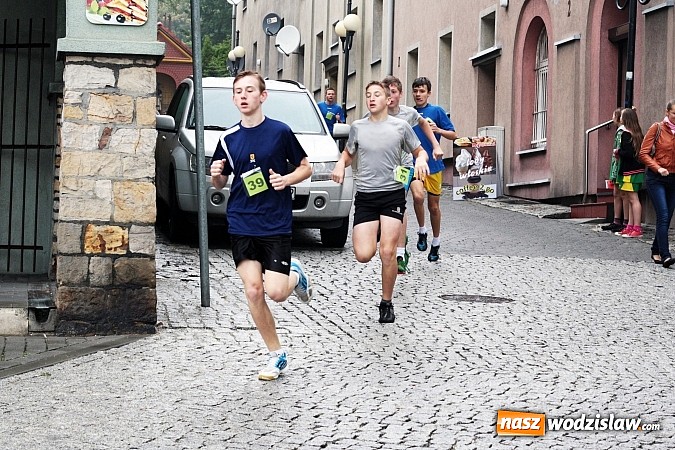 Zdjęcie w galerii na portalu naszwodzislaw.com: Około 300 uczestników stanęło dzisiaj na stracie biegu ulicznego  wiadomości z regionu