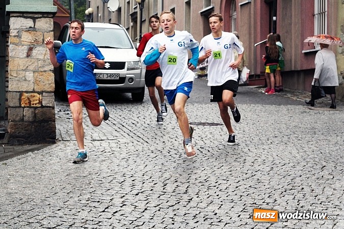 Zdjęcie w galerii na portalu naszwodzislaw.com: Około 300 uczestników stanęło dzisiaj na stracie biegu ulicznego  wiadomości z regionu
