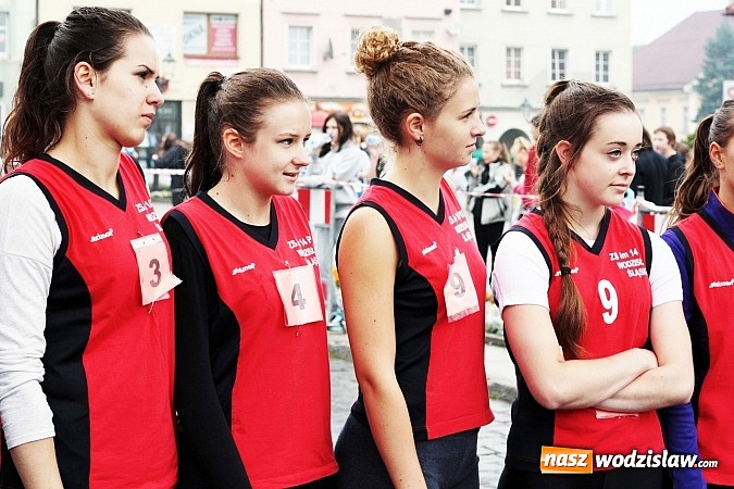 Zdjęcie w galerii na portalu naszwodzislaw.com: Około 300 uczestników stanęło dzisiaj na stracie biegu ulicznego  wiadomości z regionu
