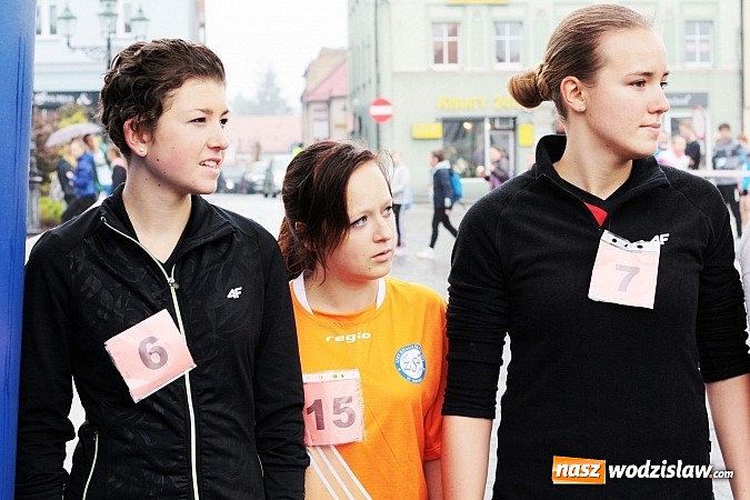 Zdjęcie w galerii na portalu naszwodzislaw.com: Około 300 uczestników stanęło dzisiaj na stracie biegu ulicznego  wiadomości z regionu