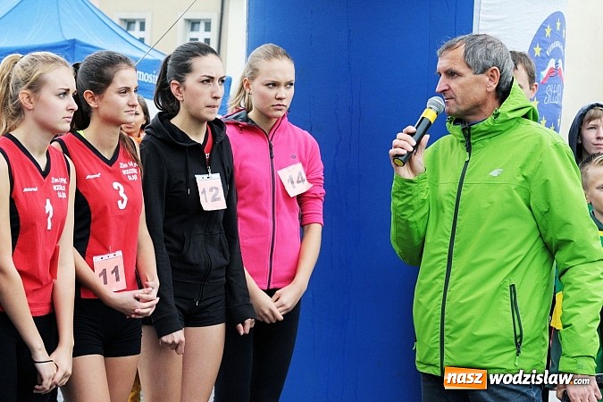 Zdjęcie w galerii na portalu naszwodzislaw.com: Około 300 uczestników stanęło dzisiaj na stracie biegu ulicznego  wiadomości z regionu