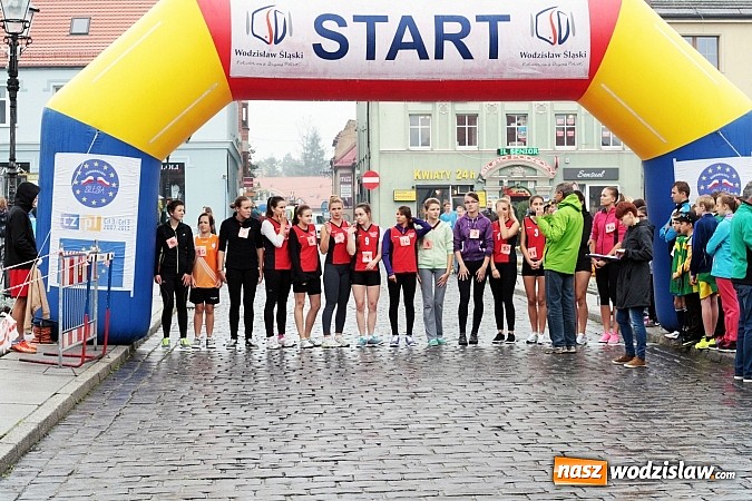 Zdjęcie w galerii na portalu naszwodzislaw.com: Około 300 uczestników stanęło dzisiaj na stracie biegu ulicznego  wiadomości z regionu