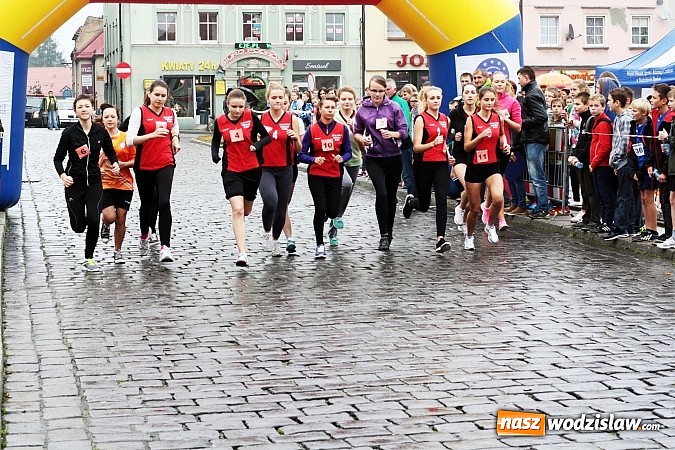 Zdjęcie w galerii na portalu naszwodzislaw.com: Około 300 uczestników stanęło dzisiaj na stracie biegu ulicznego  wiadomości z regionu