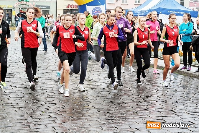 Zdjęcie w galerii na portalu naszwodzislaw.com: Około 300 uczestników stanęło dzisiaj na stracie biegu ulicznego  wiadomości z regionu