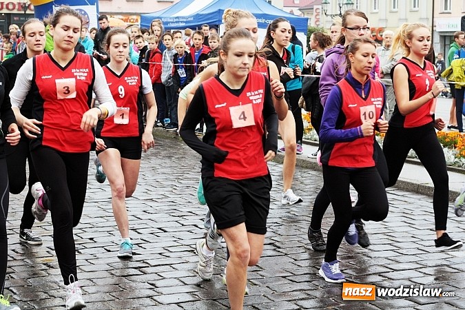 Zdjęcie w galerii na portalu naszwodzislaw.com: Około 300 uczestników stanęło dzisiaj na stracie biegu ulicznego  wiadomości z regionu
