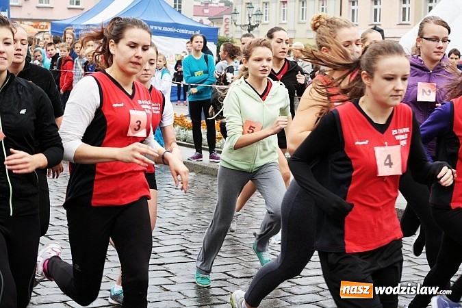 Zdjęcie w galerii na portalu naszwodzislaw.com: Około 300 uczestników stanęło dzisiaj na stracie biegu ulicznego  wiadomości z regionu