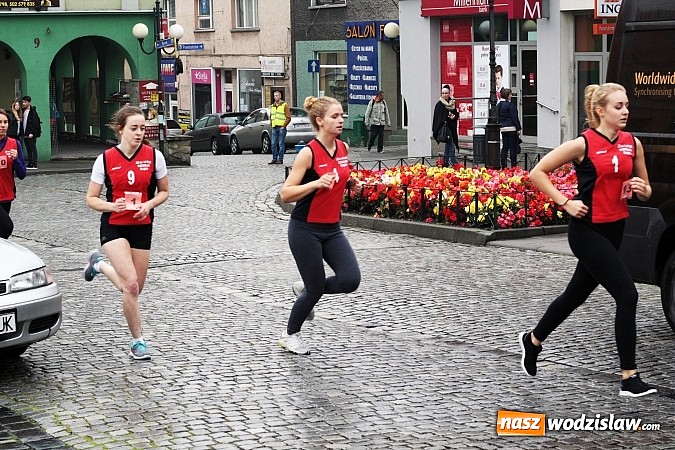 Zdjęcie w galerii na portalu naszwodzislaw.com: Około 300 uczestników stanęło dzisiaj na stracie biegu ulicznego  wiadomości z regionu