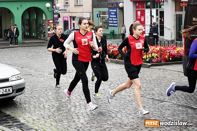 Zdjęcie w galerii na portalu naszwodzislaw.com: Około 300 uczestników stanęło dzisiaj na stracie biegu ulicznego  wiadomości z regionu