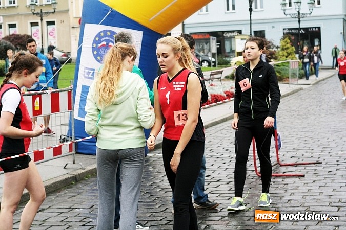 Zdjęcie w galerii na portalu naszwodzislaw.com: Około 300 uczestników stanęło dzisiaj na stracie biegu ulicznego  wiadomości z regionu