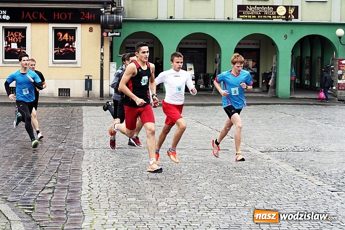Zdjęcie w galerii na portalu naszwodzislaw.com: Około 300 uczestników stanęło dzisiaj na stracie biegu ulicznego  wiadomości z regionu