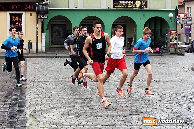 Zdjęcie w galerii na portalu naszwodzislaw.com: Około 300 uczestników stanęło dzisiaj na stracie biegu ulicznego  wiadomości z regionu